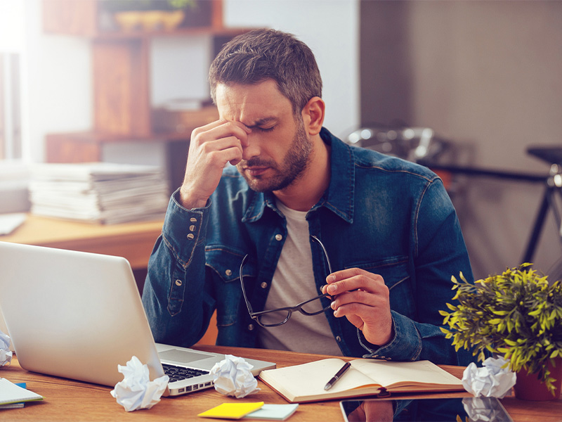 Stress und Symptome, Resilienz & Stress, Stress abbauen mit Sport, Anti-Stress-Übung, Yoga und Meditation, Alltags-Tipps, FAQ und Stress abbauen mit Fitness First.