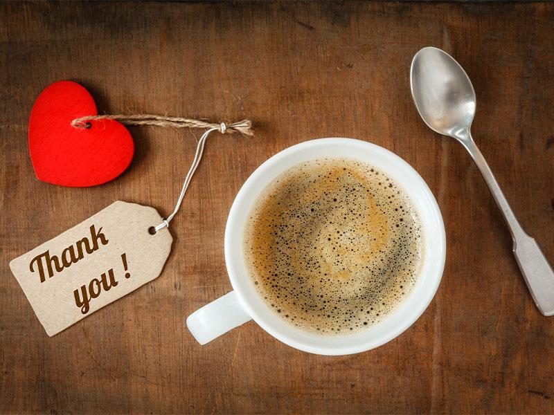 Koffein, das vor allem in Kaffee, aber auch schwarzem Tee und Energydrinks vorkommt, kurbelt das Ausschütten von Cortisol an.