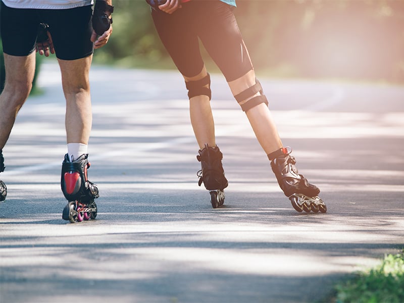 Wer hatte in den 90ern bitte keine Inline Skates? Aber auch heute ist Inliner (oder auch wieder Rollschuh!) fahren ein idealer Sport für draußen.