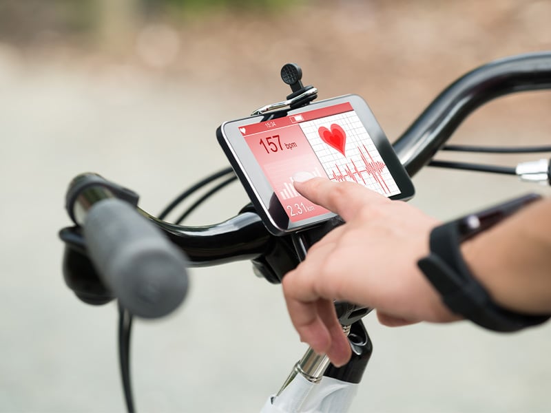 Am besten du nimmst beim Radfahren einen Pulsmesser mit, damit du deine Herzfrequenz während der Tour immer im Blick hast.