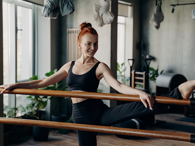 Ballett-Tänzer:innen stecken sehr viel harte Arbeit und sportliche Leistung in ihr Training!  Les Mills hat z. B. mit „Les Mills Barre“ ein kräftigendes Ballett-Workout entwickelt.