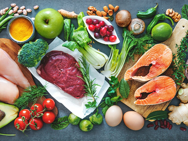 Mit gesunder Ernährung fühlst du dich besser. Dann bekommt dein Körper auch alle nötigen Nährstoffe, um Hormone zu produzieren – auch die für Glücksgefühle.