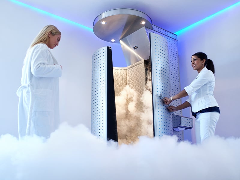 Bei Kälte versucht dein Gehirn die Körpertemperatur stabil zu halten. Dabei verbraucht er auch in Ruhe Energie. Dadurch steigt dein Grundumsatz und du verbrennst mehr Kalorien und Fett, z. B. im Kältekammern.