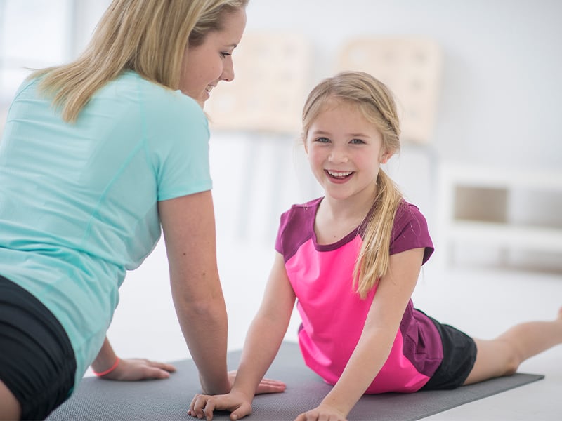 Kinder haben an fast jeder Bewegung Spaß. Yoga ist übrigens super für Kinder geeignet!