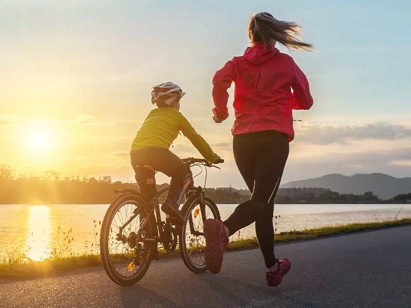Die meisten Cardio-Sportarten sind an allen Orten ohne Probleme möglich, z. B. Laufen und/oder Fahrradfahren.