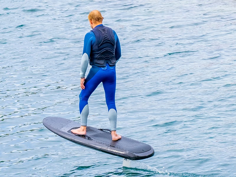 Beim Foil Pumping surfst du ohne Wind und Welle, dafür auf einem ganz speziellen Board.
