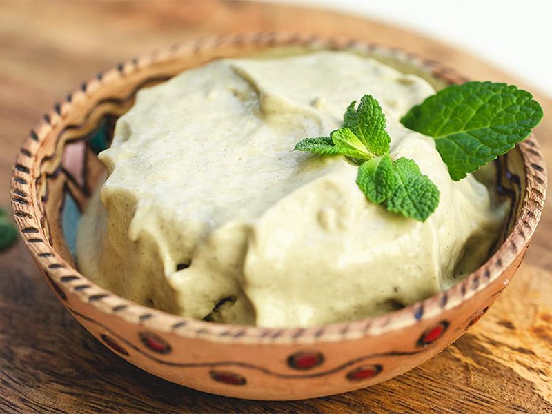 Nicecream aus gefrorenen Früchten und pflanzlichem Drink ist ein super veganer Snack im Sommer!
