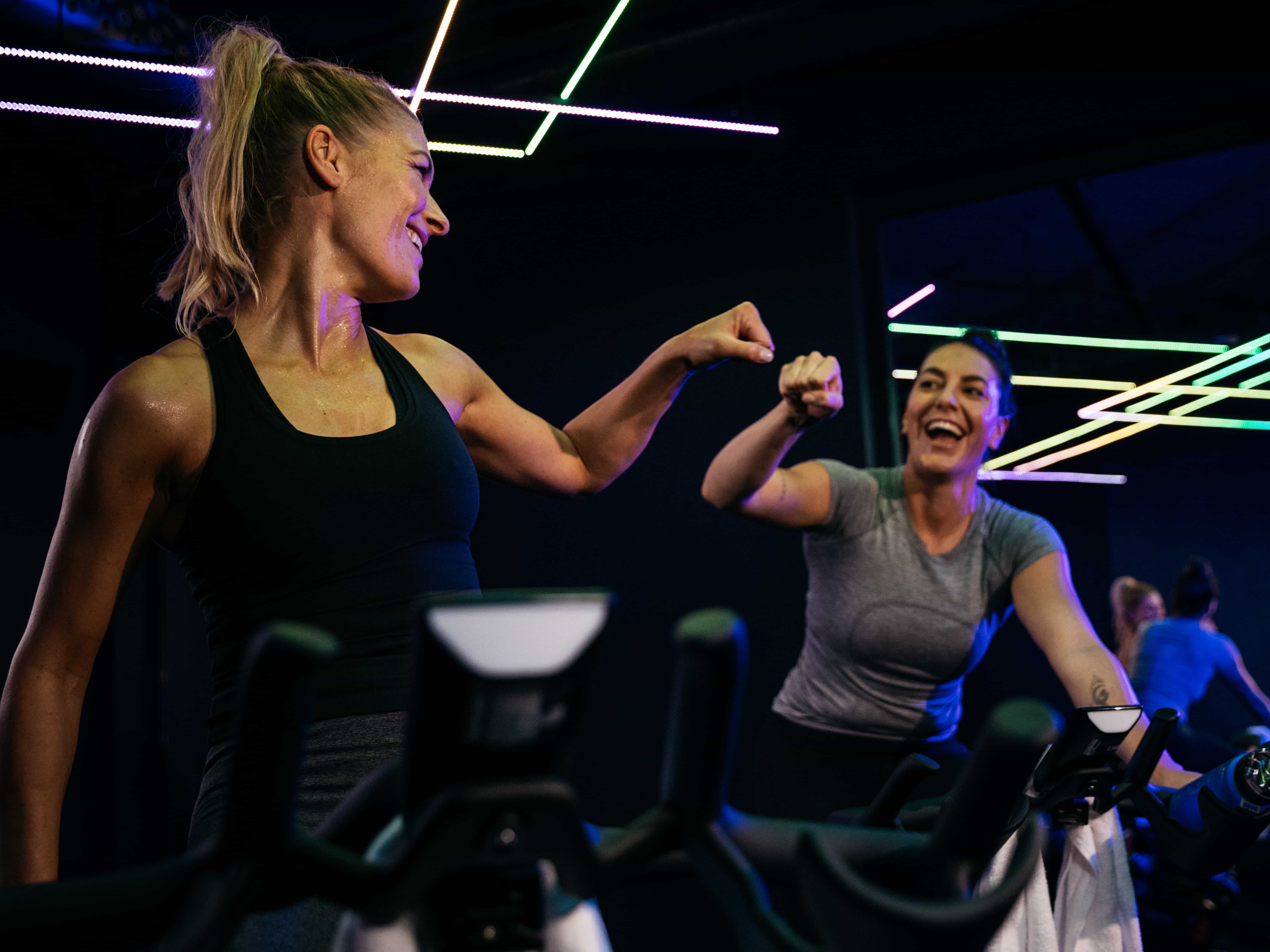 Bei einem Indoor-Cycling-Kurs holst du dir eine Extra-Portion Motivation durch deine Trainer:innen und andere Mitglieder.
