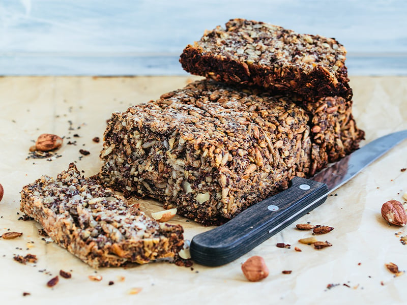 Food-Trends 2026: Ballaststoffreiche Ernährung mit Vollkornbrot.