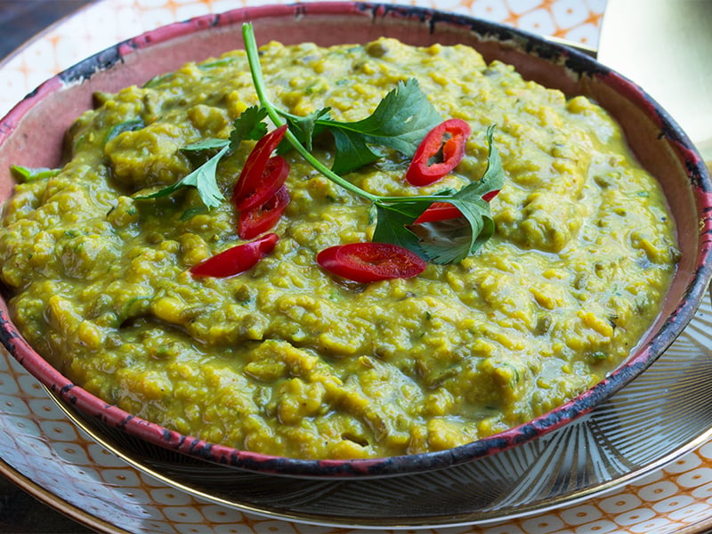 Linsen-Dal aus roten Linsen, Kokosdrink und bunten Gewürzen ist ein super veganes Mittagessen.