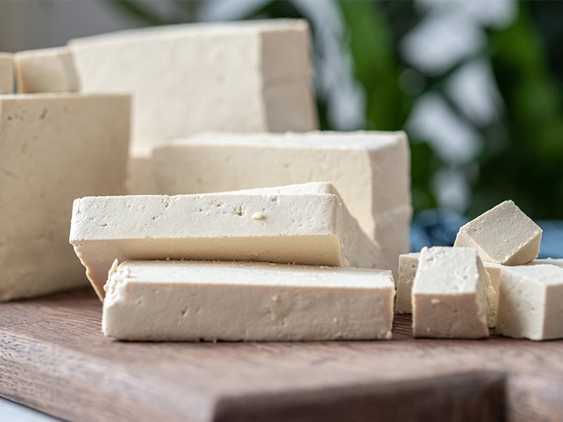 Tofu enthält ungefähr 11 g Eiweiß pro 100 Gramm.