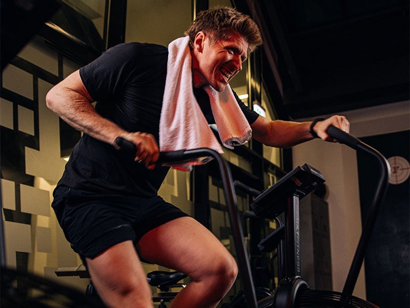 Als Einsteiger:in ist dein Puls beim Ausdauertraining vor allem in der Fettverbrennungs-Zone bei ca. 60-70 % deiner maximalen Leistung unterwegs.