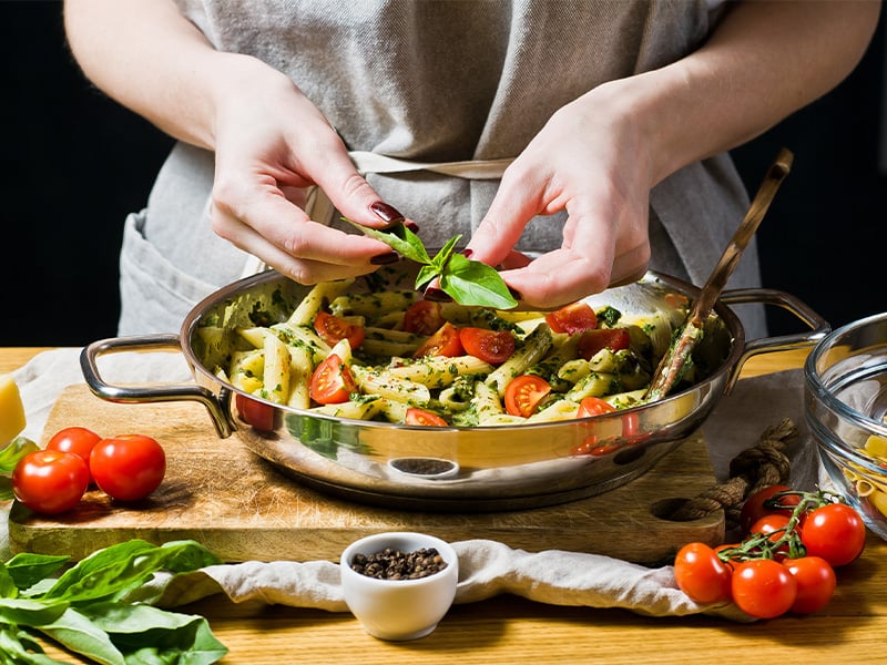 Ob du nun das Frühstück zubereitest oder das Abendessen kochst: Schau' dir mal genau an, wie die Nahrungsmittel aussehen und sich anfühlen.