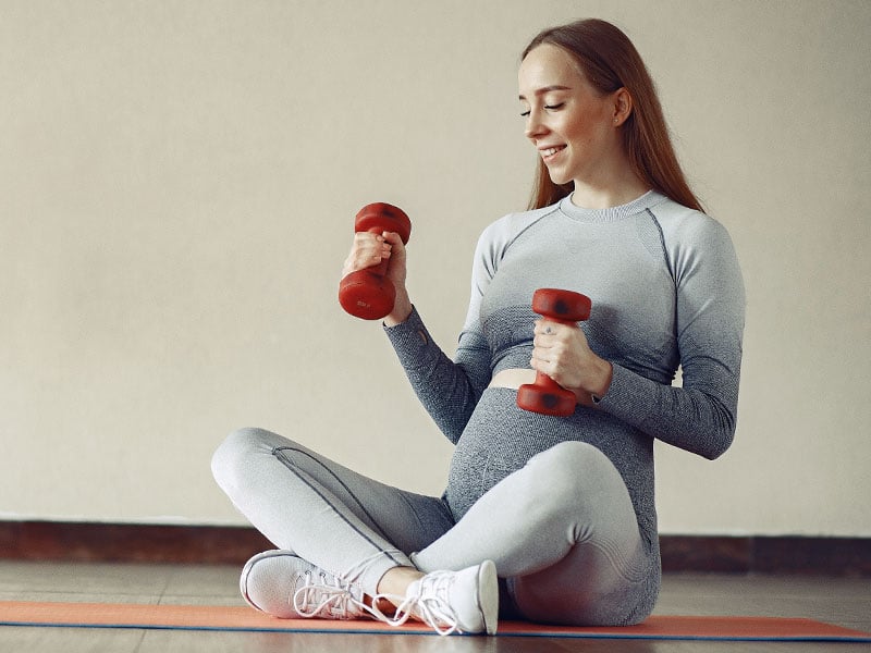 Versuche jetzt mehr Übungen (z. B. mit Kurzhanteln oder Kettlebells) im Sitzen oder auf einem Gymnastikball.