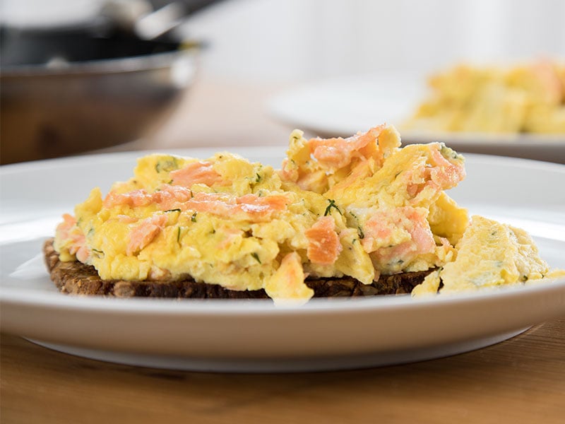 Snack vor dem Training für Muskelaufbau: 2 Scheiben Vollkorn-Toast mit Rührei.