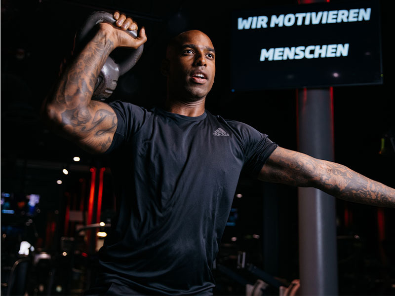 Neben den Schultern stärkt die Kettlebell-Grundübung "Schulterdrücken" deinen Nacken und deine Arme. Beginne hier mit einem niedrigen Gewicht, bis du richtig eingegroovt bist.