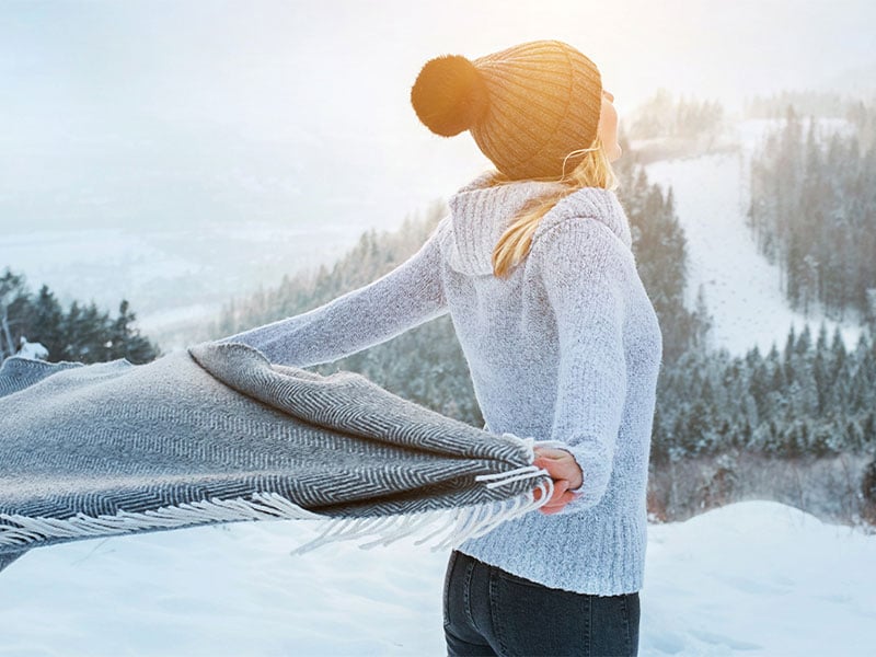 Solange das Thermometer draußen noch über 9 Grad zeigt, lass‘ die dicke Jacke und lange Unterhose weg! Sonst bekommt dein Körper keinen Kältereiz.