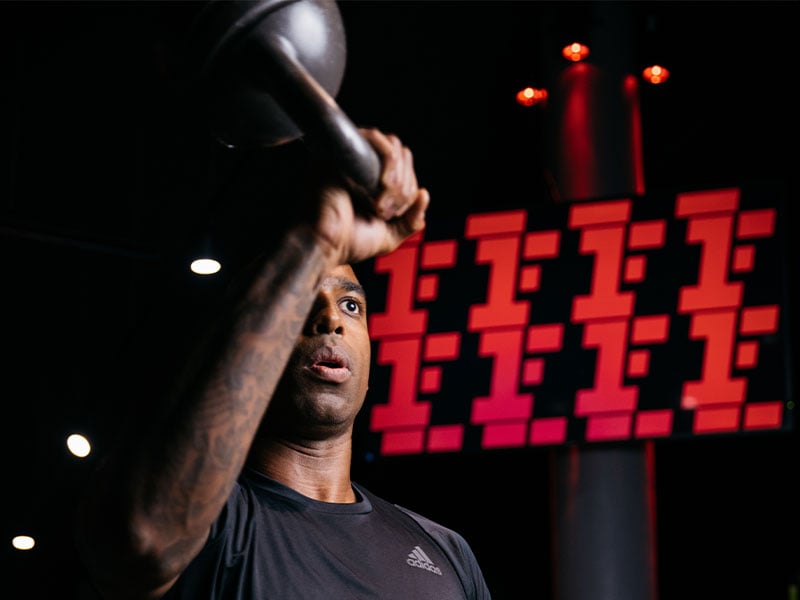Kettlebell-Schulterdrücken wird auch als „Kettlebell Press“ oder „Überkopfdrücken“ bezeichnet.