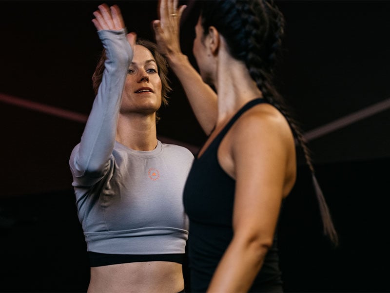 Ein Trainingsbuddy hilft dir, konzentriert an deinem Muskelaufbau-Training dran zu bleiben!