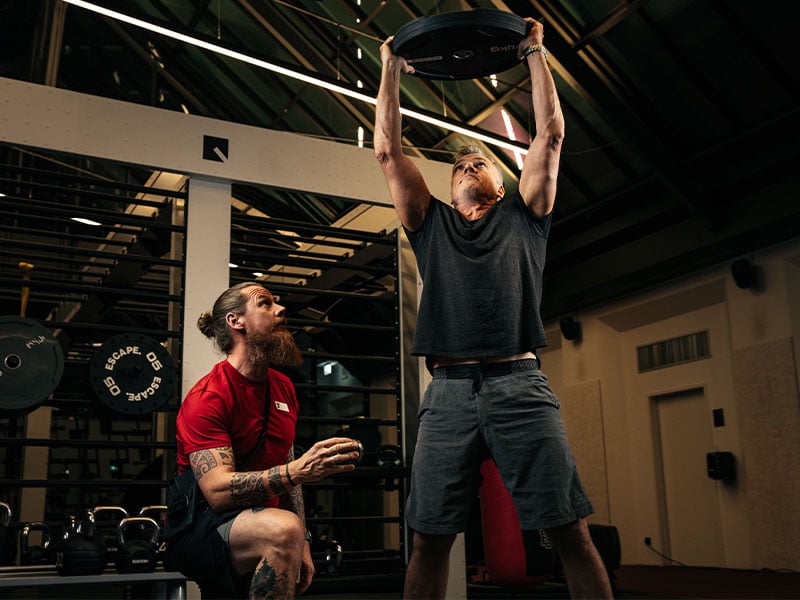 Lass‘ dich beim Maximalkrafttraining auf jeden Fall von erfahrenen Coaches unterstützen!