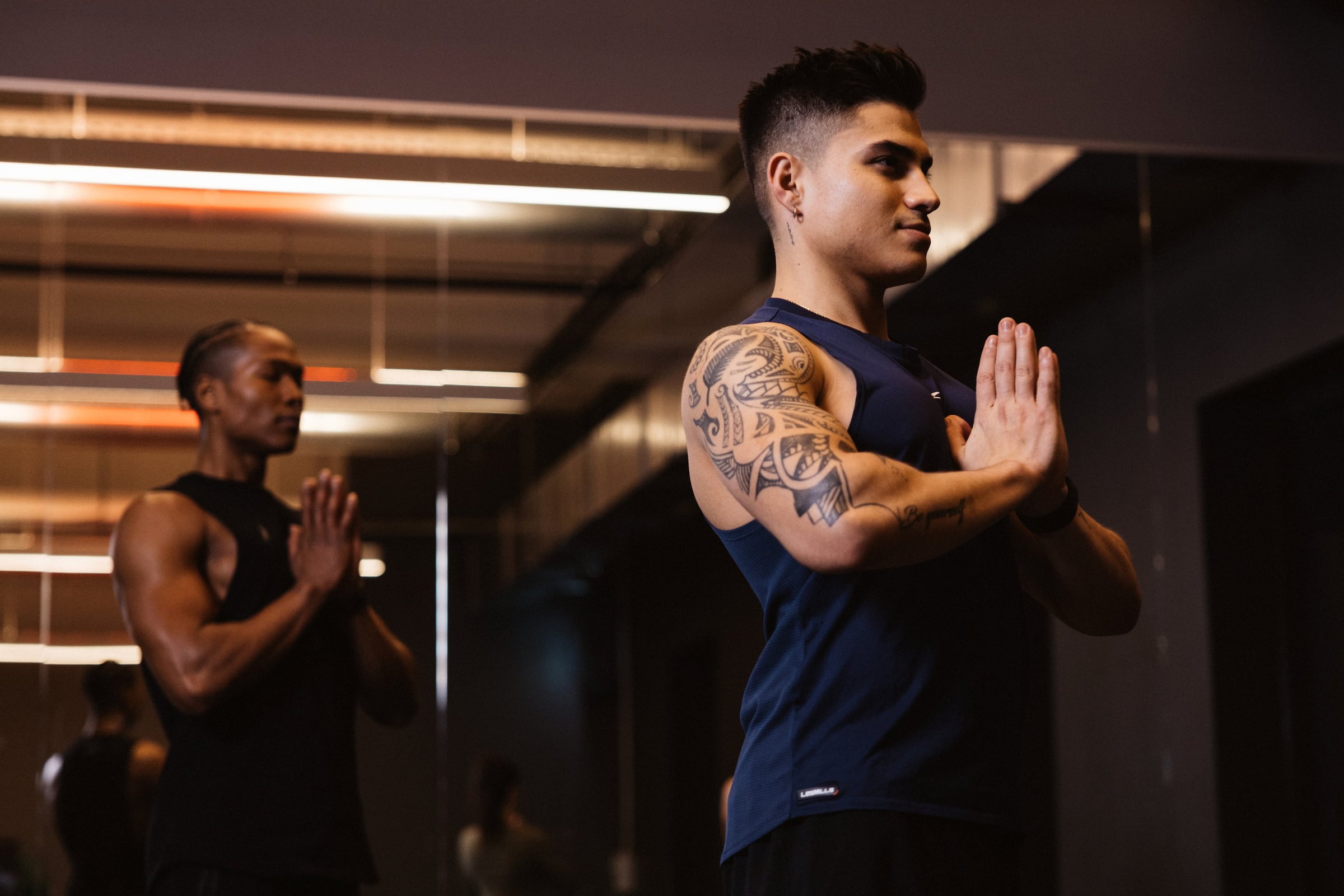 Beginne als Mann mit einfachen, lockeren Körperhaltungen beim Yoga. Schwierigere Stellungen lernst du dann nach und nach.