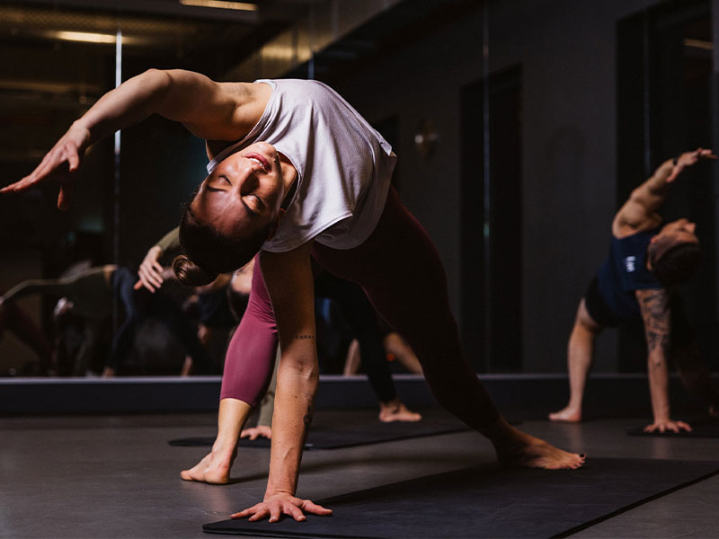 Plane bei deinem Abnehmprogramm immer auch einen Ruhetag mit ein, an dem du max. leichte Yoga- oder Mobility-Übungen machst.