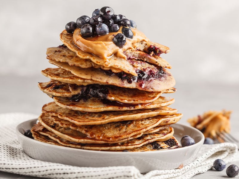 Diese fruchtigen Pancakes mit Beeren & Erdnussbutter liefern dir 31 Gramm pflanzliches Eiweiß,.