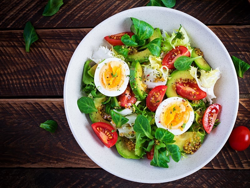 Bei einer vegetarischen Ernährung streichst du Fleisch und Fisch, während du Eier und Milchprodukte weiter isst + viel Obst und Gemüse.