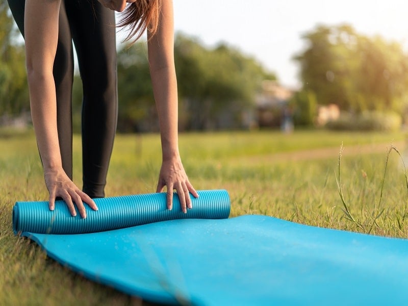 Ideal für Outdoor-Yoga ist eine extra Yogamatte, die du für draußen verwendest. Sie sollte etwas dicker und stabiler sein.