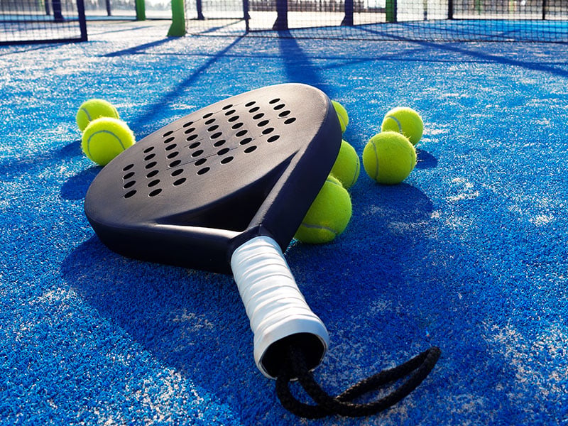 Die Padel-Schläger sind bratpfannengroß und wiegen 350-400 Gramm.