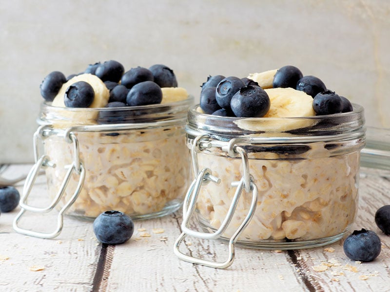 Antientzündliches Frühstück: Overnight Oats mit Beeren, Leinsamen und Wealnüssen.