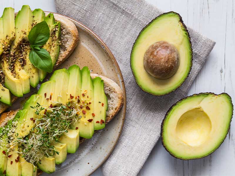 Du brauchst Fett, um Muskulatur aufzubauen. Greife hauptsächlich zu ungesättigten Fettsäuren. Du findest sie in fettem Fisch aber auch in Avocados.
