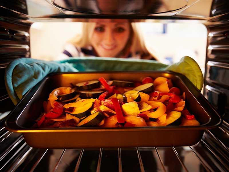 Nutze den Backofen, um auf einem Blech größere Mengen an Ofen-Gemüse zu garen. Dank Röstaromen schmecken die dann auch besser!