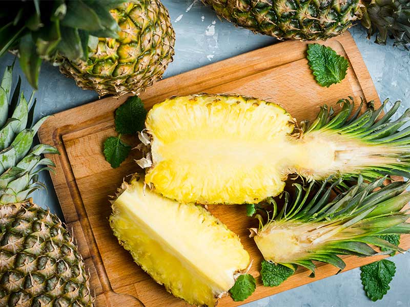 Die enthaltenen Enzyme in der Ananas helfen deinem Körper, überschüssiges Wasser loszuwerden.
