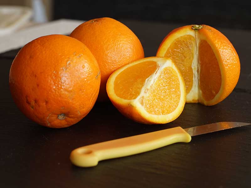Obst mit viel Vitamin C stärkt nicht nur dein Immunsystem, sondern bringen auch deinen Fettstoffwechsel in Schwung.