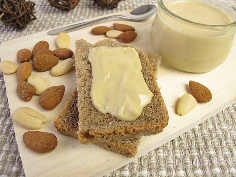 Mandelmus: gesundes Nussmus ist ideal als Aufstrich, fürs Porridge oder in Saucen.