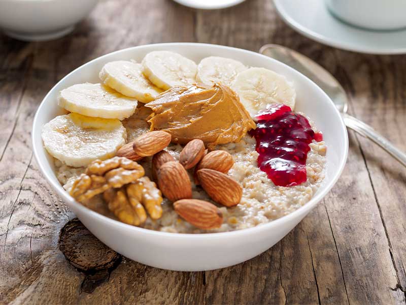 Porridge mit Bananen und Mandeln ist eine gute kaliumreiche Mahlzeit. 