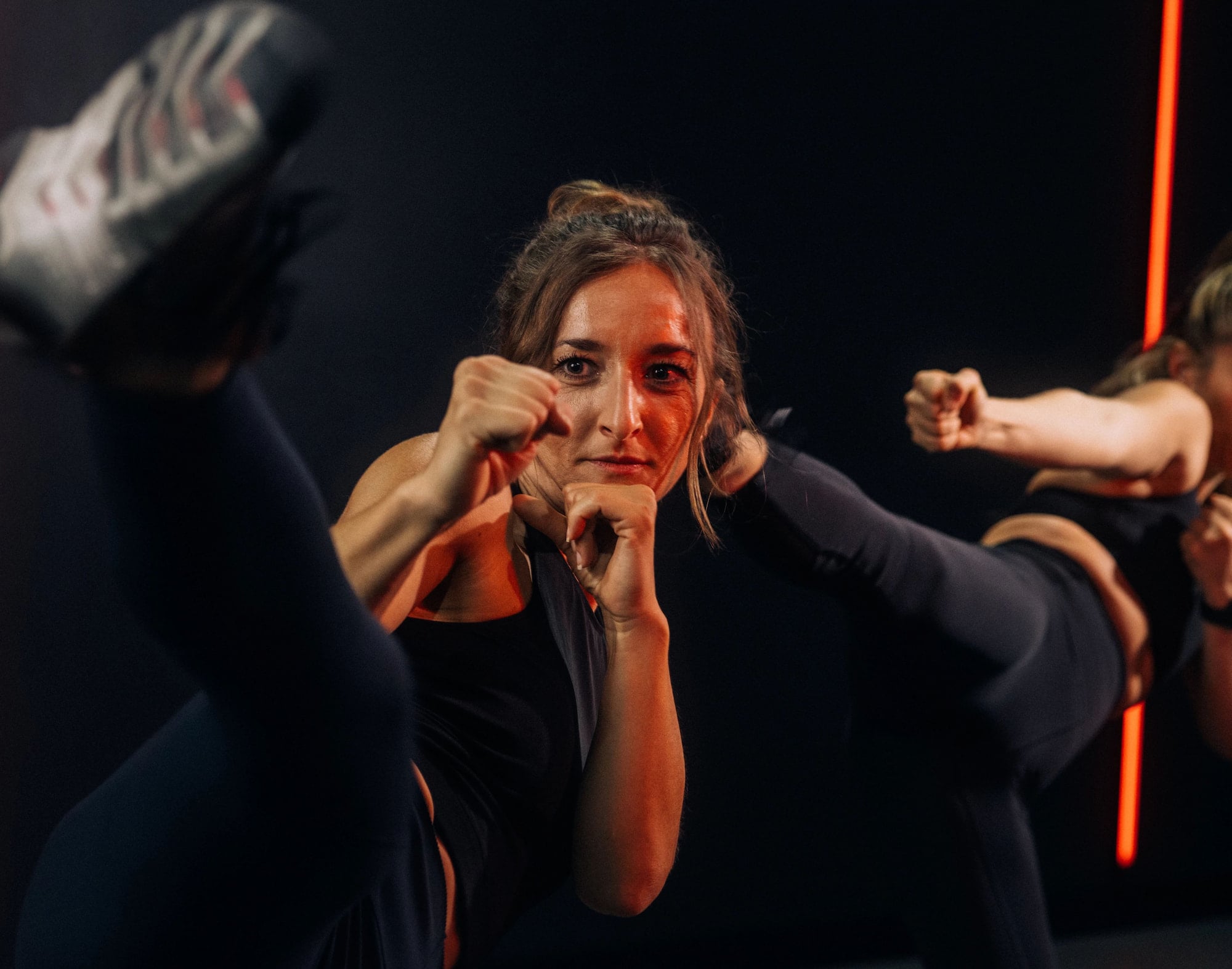 Bodycombat Kursteilnehmerin kickt