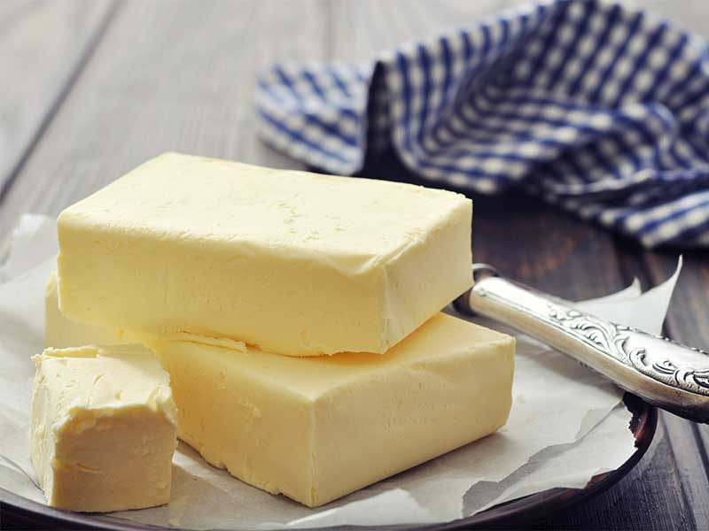 Gesättigte Fettsäuren stecken in tierischen Nahrungsmitteln wie Butter.