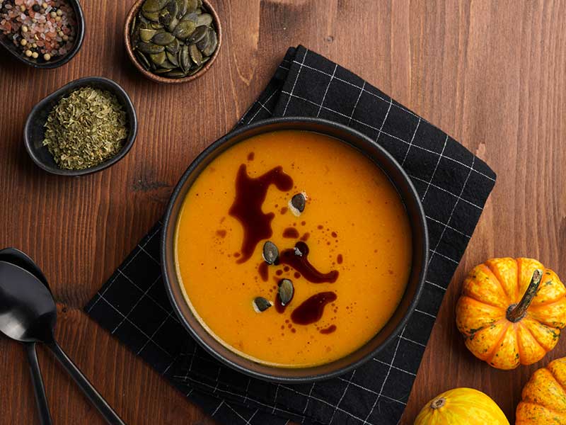 Kürbiskernöl ist sehr gesund, liefert Vitamin E und Linolsäure.