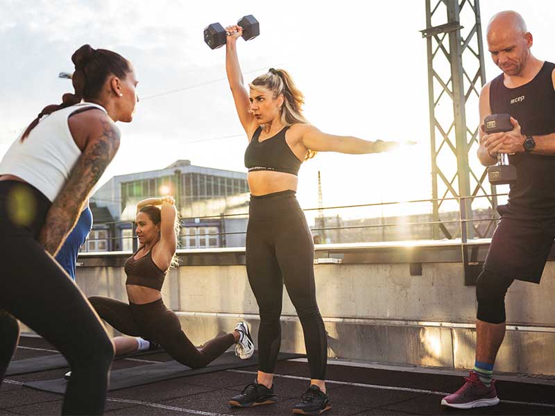 Neben deinem Workout im Fitnessstudio gibt es noch weitere Maßnahmen, mit denen du dein BioAge optimieren kannst, z. B. frische Luft & Outdoor-Sport.