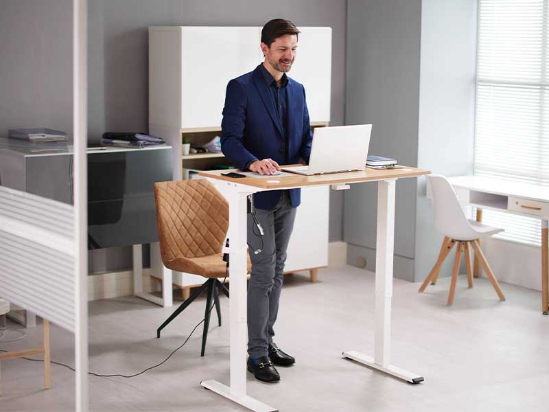 Einfache Balance-Übungen, die du sogar beim Stehen am Schreibtisch machen kannst, helfen dir dabei, deinen Core zu stärken.