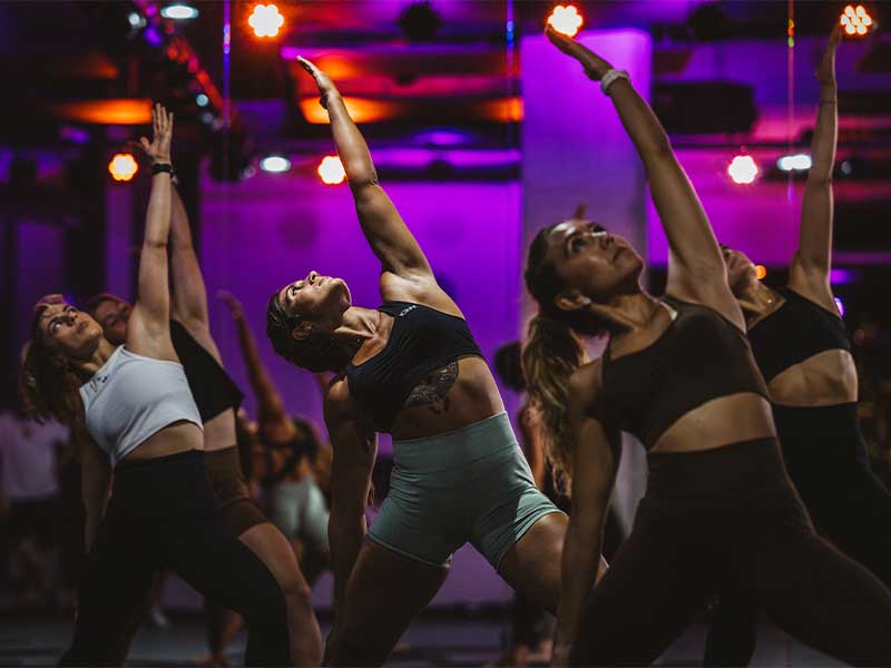 Je beweglicher du bist, desto weniger verletzt du dich. Darum machen viele Profi-Sportler:innen z. B. auch Yoga. Es ist das perfekte Dehn-Workout!