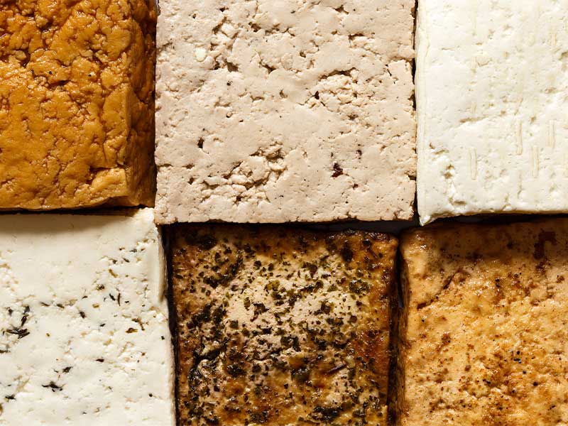 Woraus besteht Tofu und wie wird er hergestellt? Tofu-Arten, Tofu-Geschmack, Tofu richtig zubereiten, FAQ + vegan Ernähren mit Fitness First.