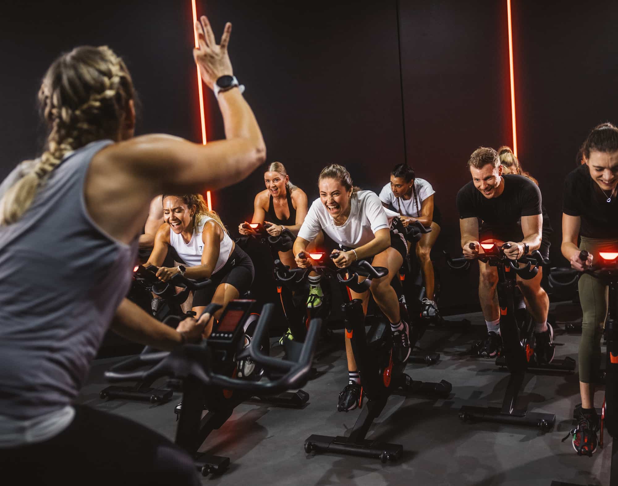 Schnell Abnehmen mit Kursen wie Indoor Cycling