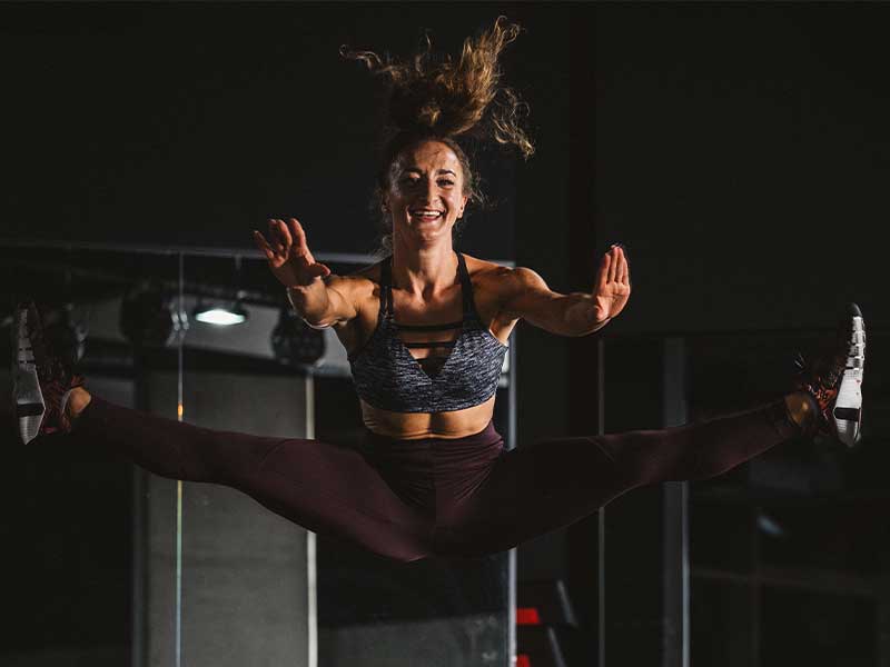Spagat & Flexibilität, Spagat im Alter, Muskeln für Spagat, Dehnen bis zum Spagat, Spagat-Trainingsplan, FAQ + Spagat lernen bei Fitness First.