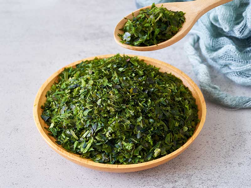 Algen-Nährwerte: Nori enthält viel Eiweiß, Magnesium und Kalium.