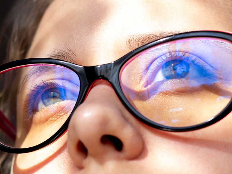 Vitamin D steigert den Serotoninspiegel. Das stellt dein Körper her, wenn er Sonne abbekommt. Verbringe also jeden Tag mindestens 30 Min. draußen.