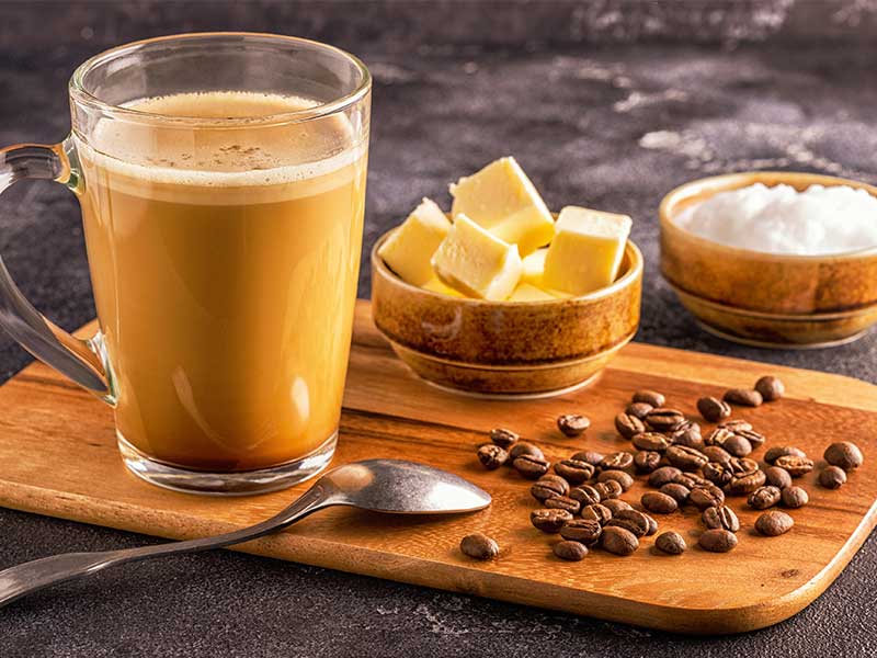 Der „kugelsichere“ Kaffee ist ein Mix aus Kaffee, Butter & MCT-Öl und bekannt aus dem Biohacking. 