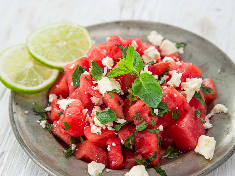 Ein richtig gutes Frühstück im Urlaub ist oft schon genug, sodass bis zum Abend ein kleiner Snack reicht – z. B. eine frische Wassermelone bei Hitze.